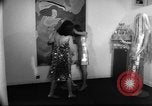 Standbild metallic Kleider Paris Frankreich, 1966, aus Sekunde 61 historischem Filmmaterial Videoclip 65675042880