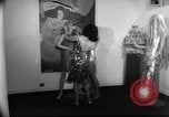 Standbild metallic Kleider Paris Frankreich, 1966, aus Sekunde 62 historischem Filmmaterial Videoclip 65675042880