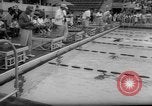 Standbild Schwimmen erfüllen Los Angeles California USA, 1966, aus Sekunde 26 historischem Filmmaterial Videoclip 65675042881