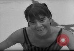 Standbild Schwimmen erfüllen Los Angeles California USA, 1966, aus Sekunde 47 historischem Filmmaterial Videoclip 65675042881