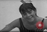 Standbild Schwimmen erfüllen Los Angeles California USA, 1966, aus Sekunde 48 historischem Filmmaterial Videoclip 65675042881