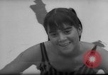 Standbild Schwimmen erfüllen Los Angeles California USA, 1966, aus Sekunde 49 historischem Filmmaterial Videoclip 65675042881
