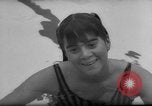 Standbild Schwimmen erfüllen Los Angeles California USA, 1966, aus Sekunde 50 historischem Filmmaterial Videoclip 65675042881