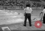 Standbild Schwimmen erfüllen Los Angeles California USA, 1966, aus Sekunde 59 historischem Filmmaterial Videoclip 65675042881