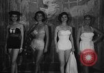 Standbild fashion show New York United States USA, 1957, aus Sekunde 6 historischem Filmmaterial Videoclip 65675042904