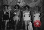 Standbild fashion show New York United States USA, 1957, aus Sekunde 7 historischem Filmmaterial Videoclip 65675042904