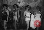 Standbild fashion show New York United States USA, 1957, aus Sekunde 8 historischem Filmmaterial Videoclip 65675042904
