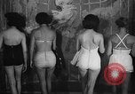 Standbild fashion show New York United States USA, 1957, aus Sekunde 9 historischem Filmmaterial Videoclip 65675042904