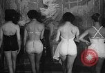 Standbild fashion show New York United States USA, 1957, aus Sekunde 10 historischem Filmmaterial Videoclip 65675042904