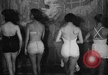 Standbild fashion show New York United States USA, 1957, aus Sekunde 11 historischem Filmmaterial Videoclip 65675042904