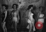 Standbild fashion show New York United States USA, 1957, aus Sekunde 12 historischem Filmmaterial Videoclip 65675042904