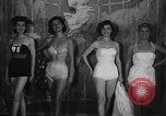 Standbild fashion show New York United States USA, 1957, aus Sekunde 13 historischem Filmmaterial Videoclip 65675042904