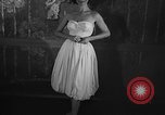 Standbild fashion show New York United States USA, 1957, aus Sekunde 14 historischem Filmmaterial Videoclip 65675042904