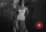 Standbild fashion show New York United States USA, 1957, aus Sekunde 15 historischem Filmmaterial Videoclip 65675042904