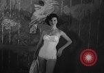 Standbild fashion show New York United States USA, 1957, aus Sekunde 16 historischem Filmmaterial Videoclip 65675042904
