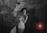 Standbild fashion show New York United States USA, 1957, aus Sekunde 17 historischem Filmmaterial Videoclip 65675042904