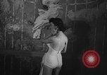Standbild fashion show New York United States USA, 1957, aus Sekunde 18 historischem Filmmaterial Videoclip 65675042904