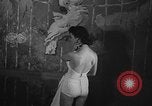 Standbild fashion show New York United States USA, 1957, aus Sekunde 19 historischem Filmmaterial Videoclip 65675042904