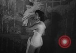 Standbild fashion show New York United States USA, 1957, aus Sekunde 20 historischem Filmmaterial Videoclip 65675042904