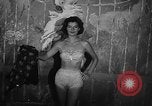 Standbild fashion show New York United States USA, 1957, aus Sekunde 21 historischem Filmmaterial Videoclip 65675042904