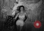 Standbild fashion show New York United States USA, 1957, aus Sekunde 22 historischem Filmmaterial Videoclip 65675042904