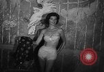 Standbild fashion show New York United States USA, 1957, aus Sekunde 23 historischem Filmmaterial Videoclip 65675042904
