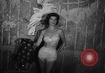 Standbild fashion show New York United States USA, 1957, aus Sekunde 24 historischem Filmmaterial Videoclip 65675042904