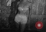 Standbild fashion show New York United States USA, 1957, aus Sekunde 25 historischem Filmmaterial Videoclip 65675042904