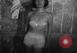 Standbild fashion show New York United States USA, 1957, aus Sekunde 26 historischem Filmmaterial Videoclip 65675042904