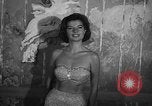 Standbild fashion show New York United States USA, 1957, aus Sekunde 27 historischem Filmmaterial Videoclip 65675042904