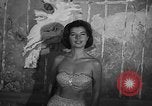 Standbild fashion show New York United States USA, 1957, aus Sekunde 28 historischem Filmmaterial Videoclip 65675042904