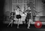 Standbild fashion show New York United States USA, 1957, aus Sekunde 29 historischem Filmmaterial Videoclip 65675042904