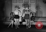 Standbild fashion show New York United States USA, 1957, aus Sekunde 30 historischem Filmmaterial Videoclip 65675042904
