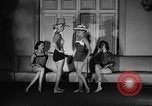 Standbild fashion show New York United States USA, 1957, aus Sekunde 31 historischem Filmmaterial Videoclip 65675042904
