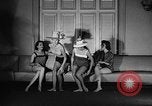 Standbild fashion show New York United States USA, 1957, aus Sekunde 32 historischem Filmmaterial Videoclip 65675042904