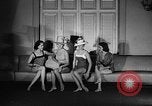 Standbild fashion show New York United States USA, 1957, aus Sekunde 33 historischem Filmmaterial Videoclip 65675042904