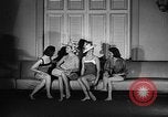 Standbild fashion show New York United States USA, 1957, aus Sekunde 34 historischem Filmmaterial Videoclip 65675042904