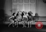 Standbild fashion show New York United States USA, 1957, aus Sekunde 35 historischem Filmmaterial Videoclip 65675042904