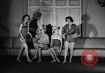 Standbild fashion show New York United States USA, 1957, aus Sekunde 36 historischem Filmmaterial Videoclip 65675042904