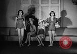 Standbild fashion show New York United States USA, 1957, aus Sekunde 37 historischem Filmmaterial Videoclip 65675042904