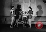 Standbild fashion show New York United States USA, 1957, aus Sekunde 38 historischem Filmmaterial Videoclip 65675042904