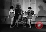 Standbild fashion show New York United States USA, 1957, aus Sekunde 39 historischem Filmmaterial Videoclip 65675042904
