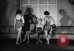 Standbild fashion show New York United States USA, 1957, aus Sekunde 40 historischem Filmmaterial Videoclip 65675042904