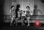 Standbild fashion show New York United States USA, 1957, aus Sekunde 41 historischem Filmmaterial Videoclip 65675042904