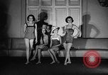 Standbild fashion show New York United States USA, 1957, aus Sekunde 42 historischem Filmmaterial Videoclip 65675042904