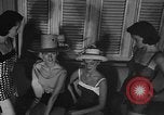 Standbild fashion show New York United States USA, 1957, aus Sekunde 43 historischem Filmmaterial Videoclip 65675042904