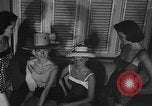 Standbild fashion show New York United States USA, 1957, aus Sekunde 44 historischem Filmmaterial Videoclip 65675042904