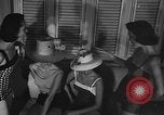 Standbild fashion show New York United States USA, 1957, aus Sekunde 45 historischem Filmmaterial Videoclip 65675042904