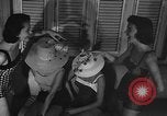Standbild fashion show New York United States USA, 1957, aus Sekunde 46 historischem Filmmaterial Videoclip 65675042904