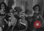 Standbild fashion show New York United States USA, 1957, aus Sekunde 51 historischem Filmmaterial Videoclip 65675042904